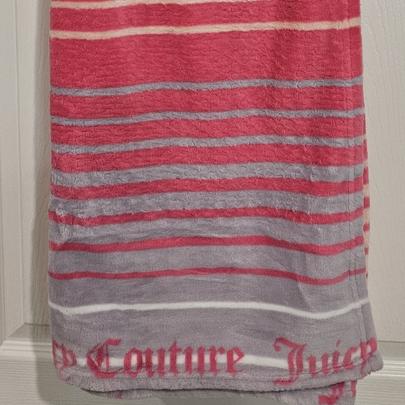 JUICY COUTURE Plush Blanket - Picture 3 of 3